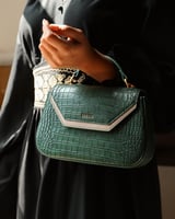 شنطة نسائية متوسطة الحجم باللون الأخضر