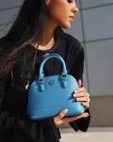 ‎ شنطة نسائية بتصميم مميز بلون أزرق