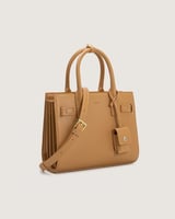 شنطة نسائية متوسطة الحجم بلون بني.