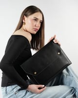 شنطة نسائية عملية واسعة بلون أسود