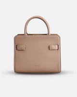 شنطة بمقاس واسع باللون البيج.