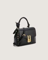 شنطة نسائية متوسطة الحجم بلون أسود.