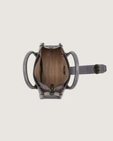 شنطة تناسب اطلالتك اليومية بلون رمادي