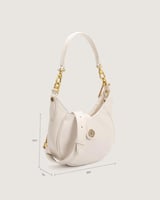 شنطة نسائية بلون أبيض وبمقاس صغير.