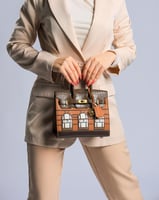 شنطة نسائية بتصميم فاخر بلون بني