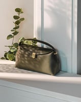 شنطة نسائية بمقاس مثالي بلون زيتي