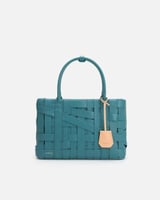 شنطة نسائية تعكس معاني الأناقة من الجلد بلون أزرق