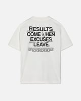 تي شيرت رجالي باللون الأبيض