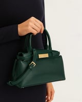 شنطة نسائية من الجلد الفاخر بلون أخضر