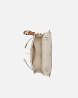 شنطة تكمل جمال إطلالتك اليومية بلون أبيض