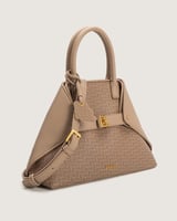 شنطة نسائية بحجم واسع باللون البيج