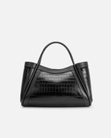 شنطة بتفاصيل فريدة وحجم واسع لإطلالة كل يوم بلون أ...