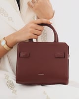 شنطة بمقاس واسع باللون العودي.