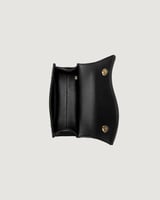 شنطة نسائية بلون أسود بمقاس صغير لكل يوم.