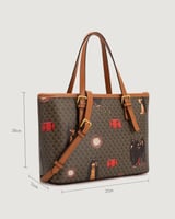 شنطة نسائية بتصميم عملي بلون بني.