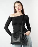 شنطة نسائية بمقاس متوسط باللون الأسود