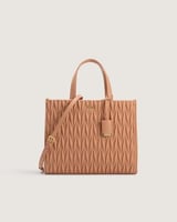 شنطة نسائية بلون بيج بمقاس يناسب اطلالة كل يوم