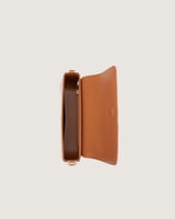 شنطة عملية من الجلد الفاخر بلون بني