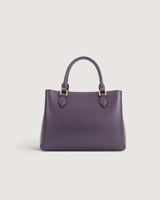 شنطة نسائية كبيرة بلون أرجواني.