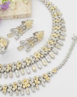 طقم نسائي زركون مميز بلون فضي وذهبي