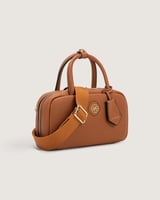 شنطة نسائية بحجم صغير بلون بني