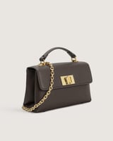 شنطة نسائية بمقاس متوسط بلون رمادي