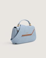 شنطة نسائية متوسطة الحجم باللون الأزرق