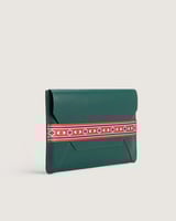 ‎ شنطة بحجم كبير لاطلالة عملية بلون أخضر.