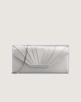 شنطة نسائية أنيقة لحضور ملفت بلون فضي