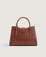 شنطة تناسب اطلالتك اليومية بلون بني