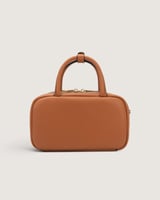 شنطة نسائية بحجم صغير بلون بني