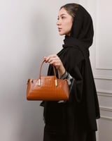 شنطة نسائية تعبر عن الثقة بمقاس متوسط بلون بني