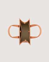 شنطة نسائية من الجلد باللون الأورنج.