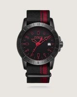 ساعة رجالية مميزة بلون أسود وأحمر.