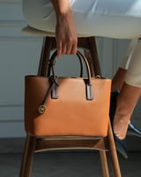 شنطة نسائية بتصميم عملي بلون بني