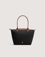 ‎ شنطة نسائية بحجم متوسط بلون أسود.