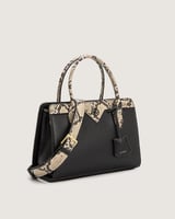 شنطة نسائية بمقاس متوسط باللون الأسود