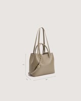 شنطة نسائية بحجم واسع باللون البني