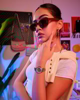 ساعة ذكرى نسائية لطلة مختلفة بسير أخضر شفاف