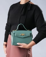 شنطة سُمو النسائية متوسطة الحجم بلون أخضر.