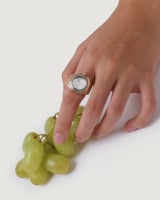 ساعة الخاتم النسائية بتصميم ملفت بلون ذهبي