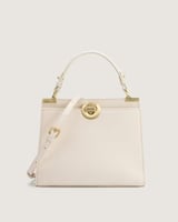 شنطة نسائية تعكس الأناقة بلون بيج