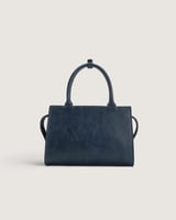 شنطة نسائية من الجلد باللون الأزرق