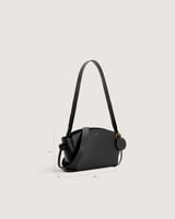 شنطة نسائية بلون أسود لإطلالة كل يوم