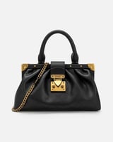 شنطة نسائية مميزة بلون أسود.