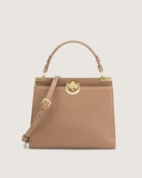 شنطة نسائية تعكس الأناقة بلون بني