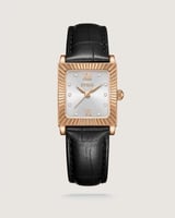 ساعة نسائية تعبر عن الأصالة بسير جلد بلون أسود
