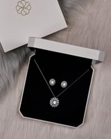 طقم سلسال وحلق نسائي بلون فضي