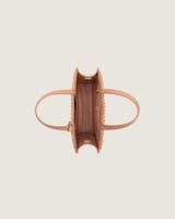 شنطة نسائية بلون بيج بمقاس يناسب اطلالة كل يوم