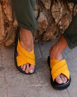 حذاء شرقي رجالي بلون أصفر